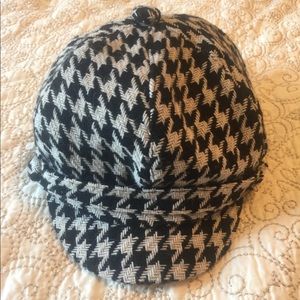 Black & white houndstooth pageboy hat
